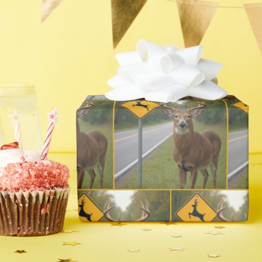 Big Buck Posing door een herten kruising teken Cadeaupapier (Verjaardagsfeest)