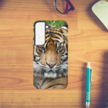Big Cat Sumatran Tiger Foto Samsung Galaxy Hoesje<br><div class="desc">Bescherm uw Samsung Galaxy S22-telefoon met deze trendy telefoonhoes met het foto-afbeelding van een grote Sumatraanse tijger. Selecteer de stijl van je telefoon. Voor andere telefoonmerken moet u het hoesje aanpassen om het afbeelding aan de randen van de sjabloon van het ontwerp te vullen.</div>