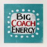 Big Coach Energie Jigsaw Puzzel<br><div class="desc">"Big Coach Energy" is een schattig tekstontwerp in blauw met zwarte en rode tekst,  samen met een witte accentvorm en witte getextureerde grillige stippen eromheen.</div>