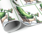 Big Dill Pickle zittend in een stoel Cadeaupapier (Rol Hoek)