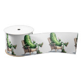 Big Dill Pickle zittend in een stoel Satijnen Lint (Spoel)