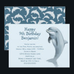 Big Dolphin Kids Birthday Party Kaart<br><div class="desc">Dolphin-verjaardagsfeestuitnodiging voor een kindfeest. Een gelukkige knelpuntdolfijn staat rechtop in water op deze platte uitnodiging. Bleke blauwe kleur met donkerblauw, gedrukte tekst om op twee plaatsen aan te passen. Gefeliciteerd met zijn of haar naam bovenaan en partijtekst onder gedrukt. Een patroon van springdolfijnen bedekt de achterkant van het papier. Het...</div>
