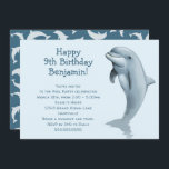 Big Dolphin Kids Birthday Party Kaart<br><div class="desc">Dolphin-verjaardagsfeestuitnodiging voor een kindfeest. Een gelukkige knelpuntdolfijn staat rechtop in water op deze platte uitnodiging. Bleke blauwe kleur met donkerblauw, gedrukte tekst om op twee plaatsen aan te passen. Gefeliciteerd met zijn of haar naam bovenaan en partijtekst onder gedrukt. Een patroon van springdolfijnen bedekt de achterkant van het papier. Het...</div>