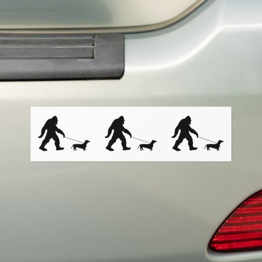 Big Foot die zijn hond rondloopt Bumpersticker (Op auto)