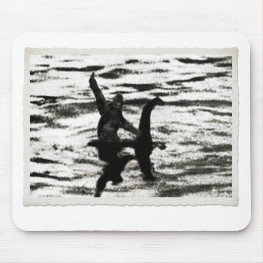 Big Foot en Bessie Het meer monster kijkt uit Muismat (Voorkant)