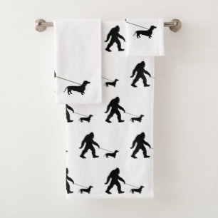 Big Foot loopt zijn hond uit Bad Handdoek