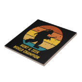 Big Foot wil zich nu niet meer verstoppen en zoeke Tegeltje (Zijkant)