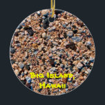 Big Island Beach & Sand Keramisch Ornament<br><div class="desc">Een unieke gave of een unieke hoede voor de Hawaiiaanse reiziger. Black Lava Rock op het strand en sluit details van het ongelooflijke zand op dit tweezijdige ornament. De naam en de jaardatum kunnen worden aangepast.</div>