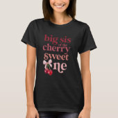 Big Sis van de Cherry Sweet One Coquette First Bir T-shirt (Voorkant)