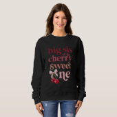 Big Sis van de Cherry Sweet One Coquette First Bir Trui (Voorkant volledig)