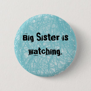 Big Sister kijkt. Ronde blauwe knop Button 5,7 Cm