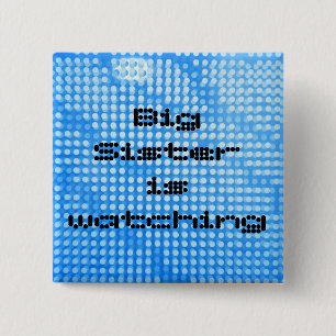 Big Sister kijkt. Vierkante blauwe knop Button 5,1 Cm