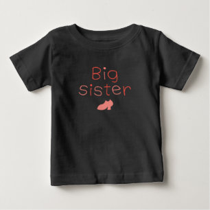 "Big Sister" met een T-shirt voor de schoenen (Fam