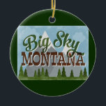 Big Sky Montana Fun Retro Snowy Mountains Keramisch Ornament<br><div class="desc">De Big Sky Montana neo is een oud reisontwerp in een leuke retro-cartoon-stijl met sneeuwbeklimde bergen,  bos en bomen eronder,  blauwe luiers en coole retro-scripttekst.</div>