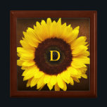 Big Smile/Yellow Sunflower Cadeaudoosje<br><div class="desc">Voeg het initiaal,  het monogram,  de naam (of schrapping) van de ontvanger toe om het een glimlach-Gegaafd cadeau te maken.</div>