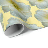 'Big Snowbird' Witte Daglelies op pastelgeel Cadeaupapier (Rol Hoek)