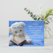 Big Teddy Bear leest de uitnodiging van de boekjes (Staand voorkant)