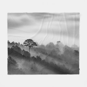 Big Tree in Pine Forest in the Mist Fleece Deken