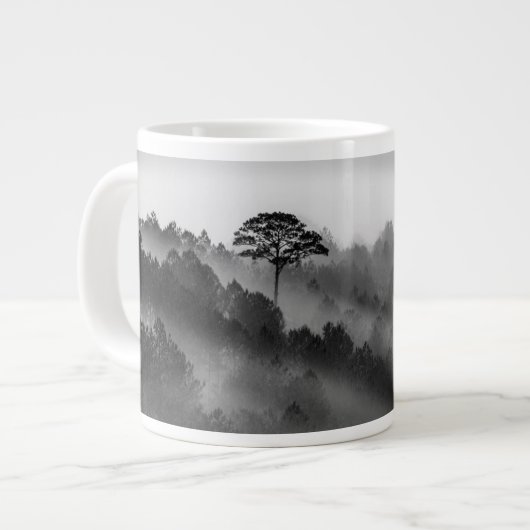 Big Tree in Pine Forest in the Mist Grote Koffiekop (Links)