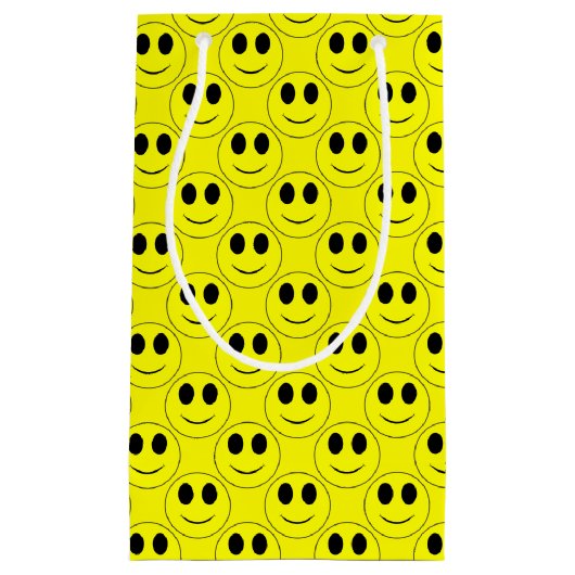 Big Yellow Happy Face Allover Klein Cadeauzakje (Voorkant)