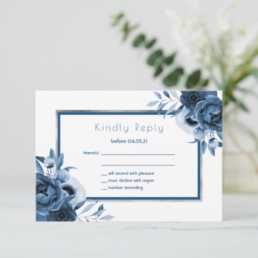 Bigende blauwachtige blauwfloralen chic white RSVP (Staand voorkant)