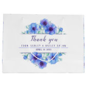 Bigende blauwe bloemen dank je grote cadeautas (Achterkant)