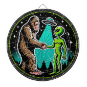 Bigfoot Alien Alliance - Grappige Scifi Cryptid Dartbord (Voorkant)