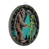 Bigfoot Alien Alliance - Grappige Scifi Cryptid Dartbord (Voorkant Links)