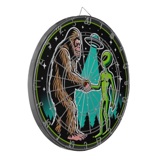 Bigfoot Alien Alliance - Grappige Scifi Cryptid Dartbord (Voorkant Links)