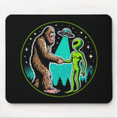 Bigfoot Alien Alliance - Grappige Scifi Cryptid Muismat (Voorkant)