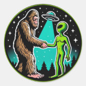 Bigfoot Alien Alliance - Grappige Scifi Cryptid Ronde Sticker (Voorkant)