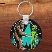 Bigfoot Alien Alliance - Grappige Scifi Cryptid Sleutelhanger (Voorkant)
