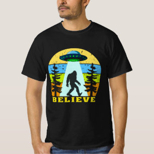 Bigfoot alien gelooft t-shirt