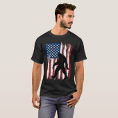 Bigfoot Amerikaanse vlag grappig 4 juli Patriottis T-shirt (Voorkant volledig)