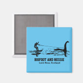 Bigfoot and Nessie Loch Ness Personalized Text Magneet (Voorkant / Achterkant)