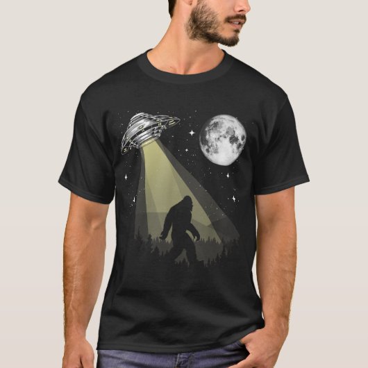 Bigfoot and UFO Under the Moonlight T-shirt (Voorkant)