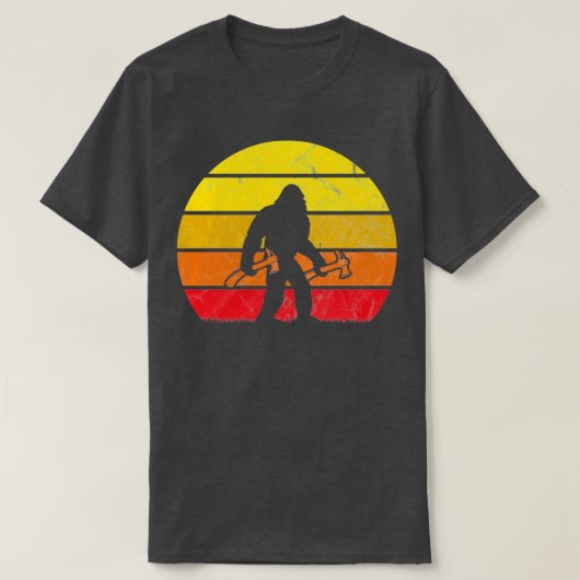 Bigfoot Ax Throwing Sasquatch Retro T-shirt (Design voorkant)