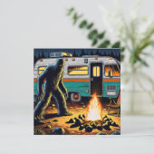 Bigfoot bij Campfire en Retro Rv Kaart (Staand voorkant)