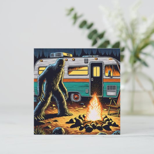 Bigfoot bij Campfire en Retro Rv Kaart (Staand voorkant)