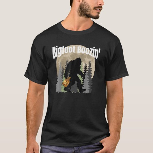 Bigfoot Boozing, Bigfoot Drink Moonshine, Wit T-shirt (Voorkant)