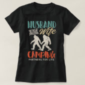 Bigfoot Camping Couple_s Day Husband Wife Sasquatc T-shirt (Design voorkant)