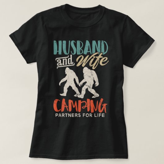 Bigfoot Camping Couple_s Day Husband Wife Sasquatc T-shirt (Design voorkant)