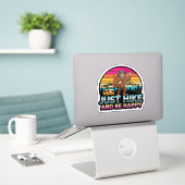 Bigfoot Camping-Gewoon Wandelen En Gelukkig Zijn Sticker (Laptop op bureau)