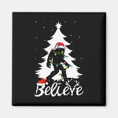 Bigfoot Carrier met kerstboom Sasquatch Believer Magneet (Voorkant)