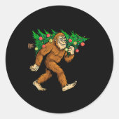 Bigfoot Carrier met kerstboom Sasquatch Believer Ronde Sticker (Voorkant)