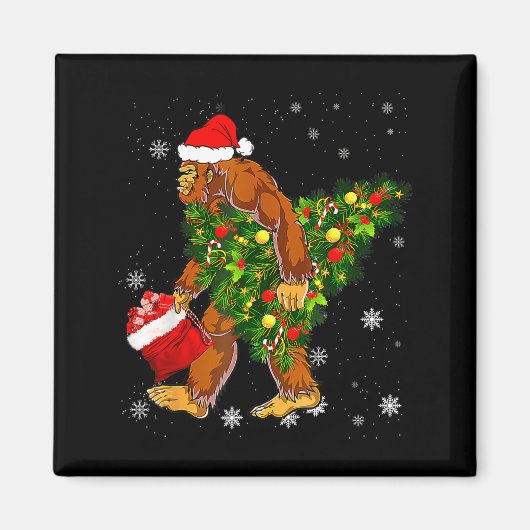 Bigfoot Carrying Christmas Tree Sasquatch Believer Magneet (Voorkant)