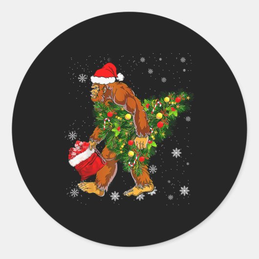 Bigfoot Carrying Christmas Tree Sasquatch Believer Ronde Sticker (Voorkant)