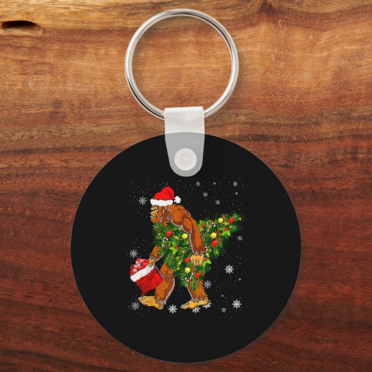 Bigfoot Carrying Christmas Tree Sasquatch Believer Sleutelhanger (Voorkant)