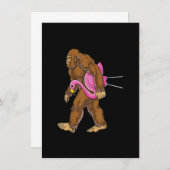 Bigfoot Carrying Lawn Flamingo T Shirt Funny Sasqu Kaart (Voorkant / Achterkant)