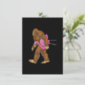 Bigfoot Carrying Lawn Flamingo T Shirt Funny Sasqu Kaart (Staand voorkant)